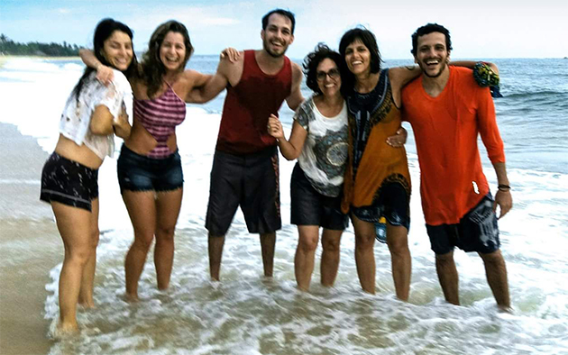 Turistas devolvem ao mar baleia encalhada em Carava. (Foto: Reproduo/Facebook)