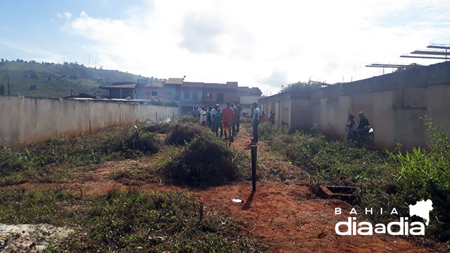 Grupo invadiu rea da creche na manh deste domingo (8). (Foto: BAHIA DIA A DIA)