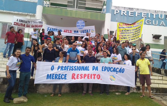 Profissionais manifestaram em frente ao prdio da prefeitura. (Foto: BAHIA DIA A DIA)