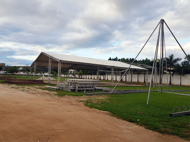 Estrutura da Feira de Agronegcios comea a ser montada. (Foto: Alex Gonalves/BAHIA DIA A DIA)