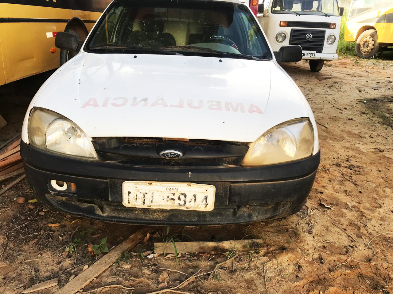 Ambulncia que est sucateada h mais de seis anos aparece em lista que estava sendo abastecida frequentemente. (Foto: Furo31)