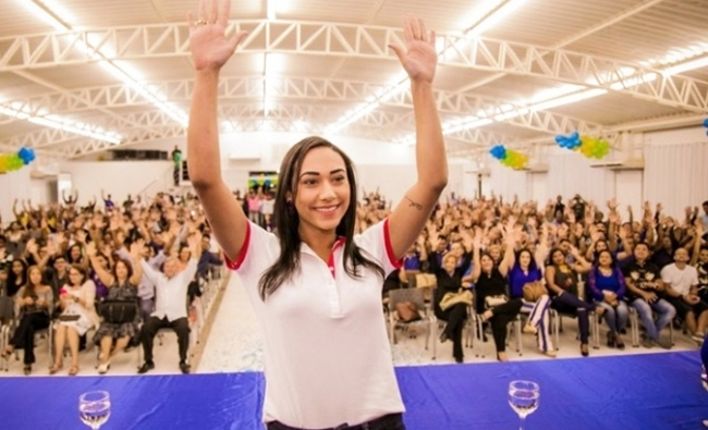 Candidata a deputada estadual, Larissa Oliveira recebe apoio do prefeito de Itabela, Luciano Francisqueto. (Foto: Divulgao)