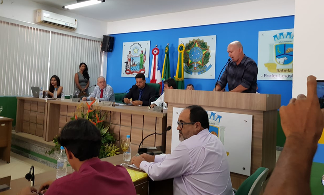 Prefeito tambm parabenizou o vereador e novo presidente da casa, Joaldo Lima, e desejou uma boa conduo dos trabalhos frente  casa. (Foto: Alex Gonalves/BAHIA DIA A DIA)