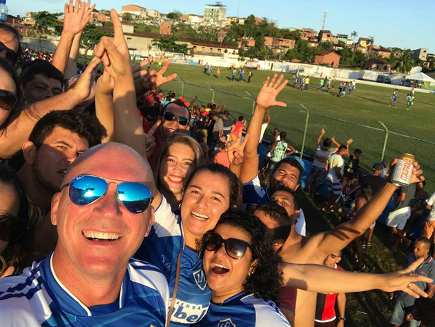 Prefeito de Itabela, Luciano Francisqueto acompanhou o jogo no meio da torcida. (Foto: Reproduo/Facebook)