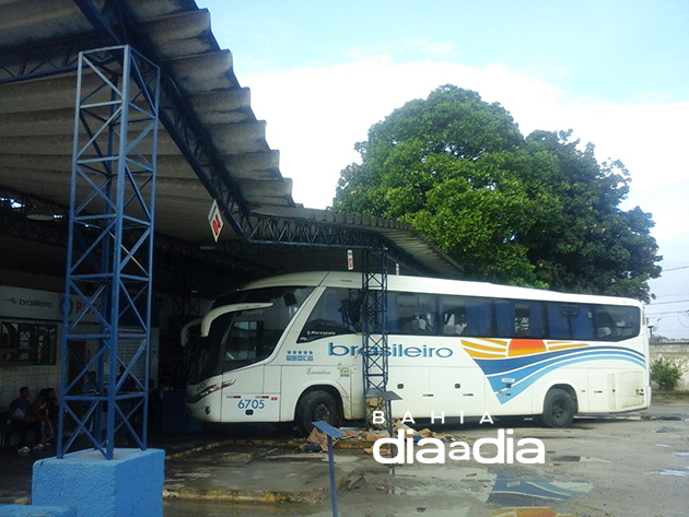 Com a batida, a estrutura ficou danificada e corre o risco de desabar. (Foto: Cledeilton Santos. )