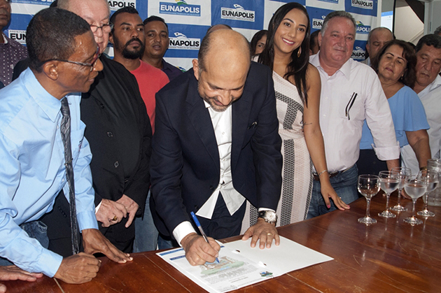 Robrio Oliveira  reconduzido oficialmente prefeito de Eunpolis. (Foto: Divulgao/Ascom)