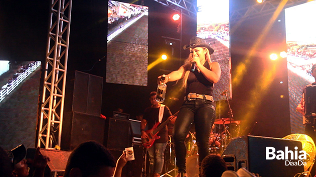 Cantora colocou todo pblico para cantar seus maiores sucessos por quase duas horas. (Foto: Joziel News)