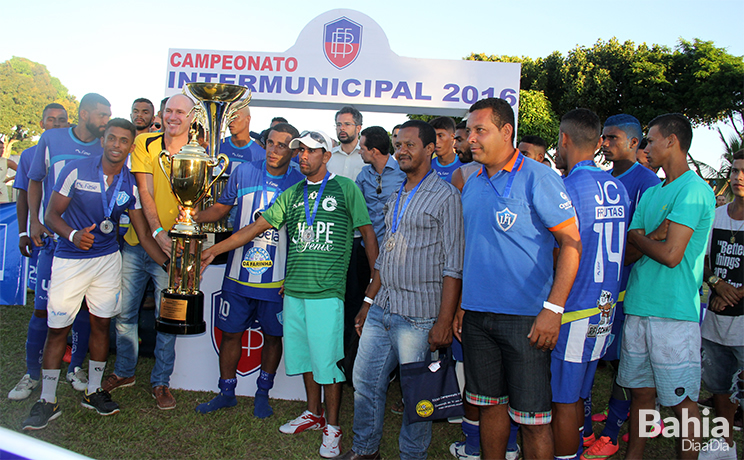 Itabela recebe o trofu de vice-campeo, Sebastio Costa de Brito. (Foto: Alex Gonalves/BAHIA DIA A DIA)