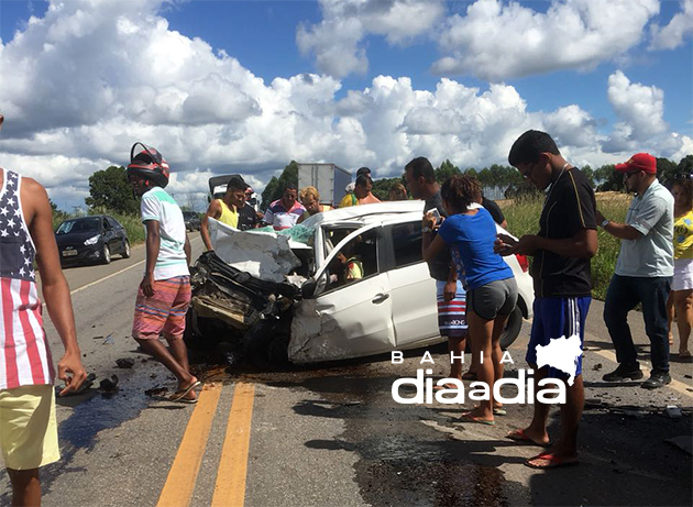 Carro que o casal estava colidiu frontalmente com uma carreta bitrem, na BR-101, perto de Itabela. (Foto: Reproduo/Whatsapp)