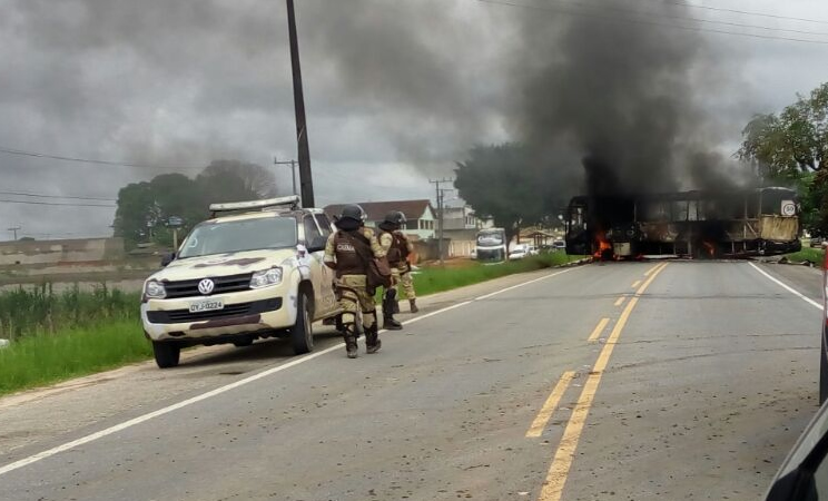 BR367 foi interditada aps bandidos atearem fogo em veculos. (Foto: Leitor Bahia Dia a Dia via Whatsapp)