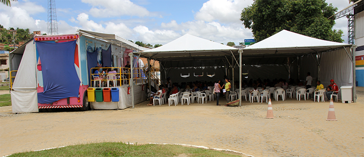 Carreta onde os atendimentos acontecem est localizada na praa da rodoviria. 