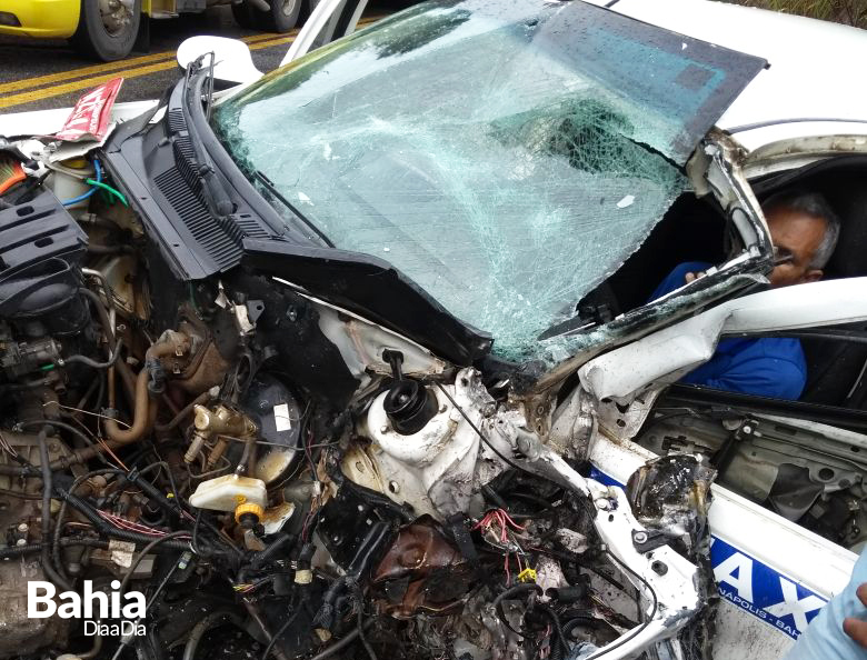 Taxista  ficou preso s ferragens em acidente na Br101. (Foto: Reproduo/BAHIA DIA A DIA)