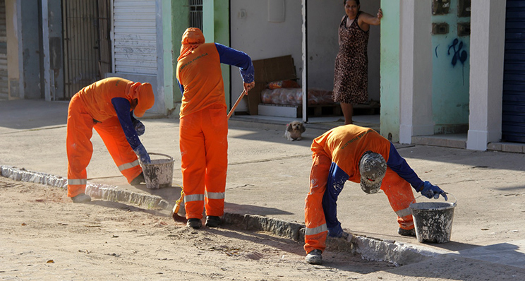 Equipes realizam servios de pinturas de meio fio em toda cidade. (Foto:Alex Barbosa/Bahia Dia a Dia)