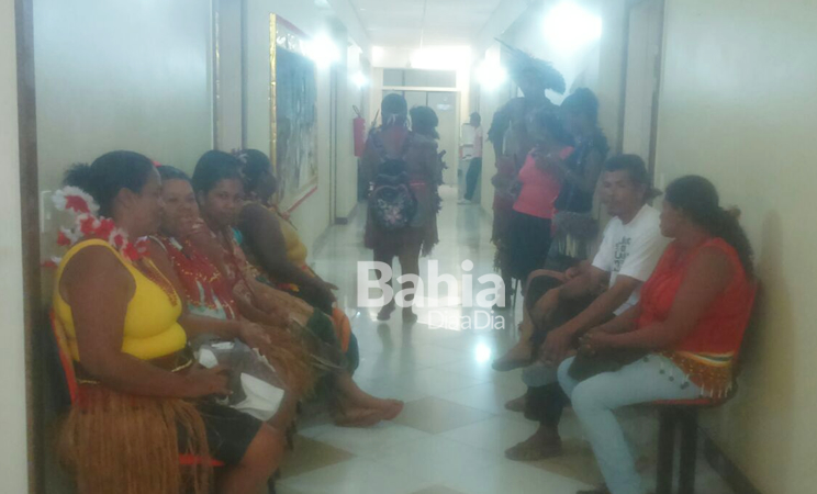 Professores indgenas no prdio da secretaria de educao em Porto Seguro. (Foto: BAHIA DIA A DIA)