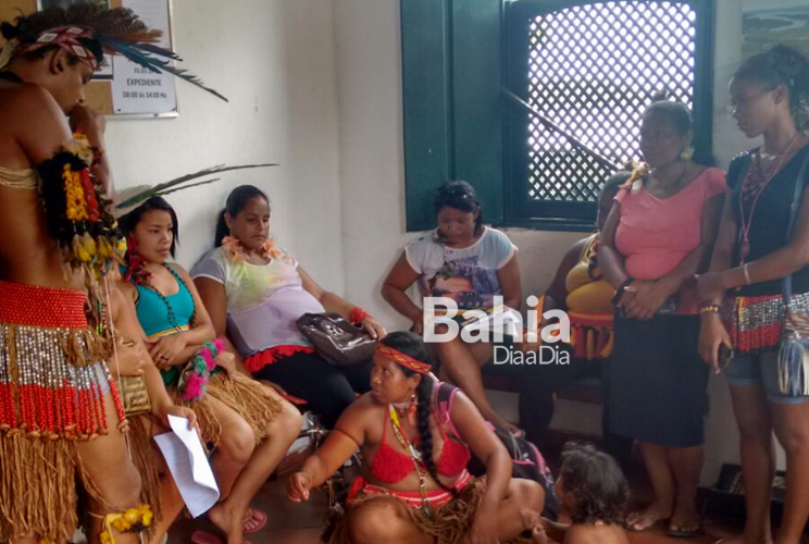 Indgenas no prdio do Gabinete da Prefeita, Claudia Oliveira. (Foto: BAHIA DIA A DIA)