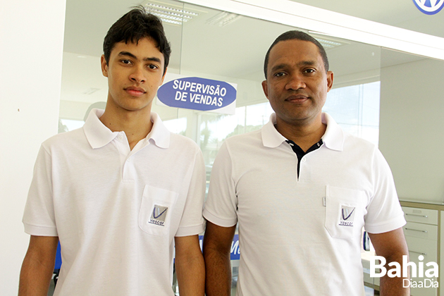 Matheus Vasconcelos, ao lado do seu pai, Emerson Vasconcelos. (Foto: Divulgao/CDL de Itabela)