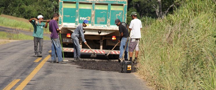 Prefeitura de Guaratinga inicia nova operao tapa-buracos na BA283