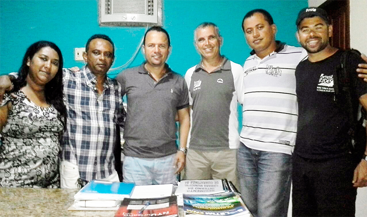 Prefeito de Guaratinga, Kenoel Viana ao lado de vereadores e equipe organizadora do Brasil Ride.