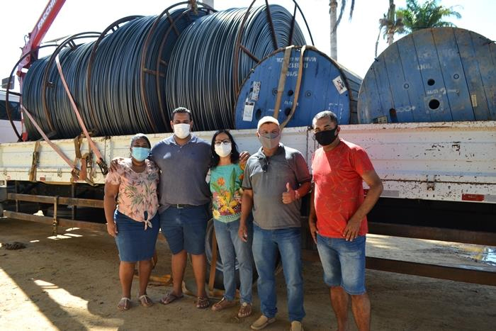 Prefeita Marlene Dantas acompanhou a chegada do material ao lado de vereadores do municpio. (Foto: Divulgao)