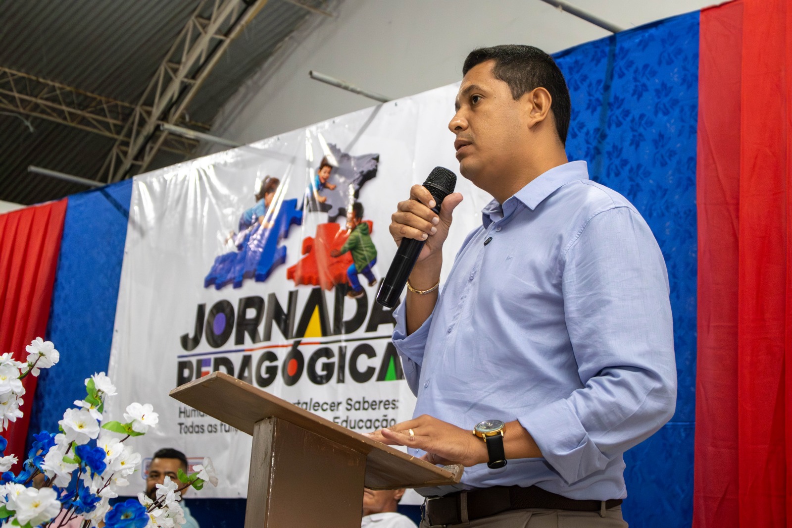 Prefeito Gandhi anuncia reajuste salarial acima do piso para professores de Guaratinga. (Foto: Marcos Leão) Prefeito Gandhi anuncia reajuste salarial acima do piso para professores de Guaratinga. (Foto: Marcos Leão)