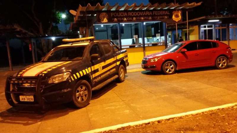 Carro roubado e com placas clonadas  recuperado em Eunpolis. (Foto: Divulgao/PRF)