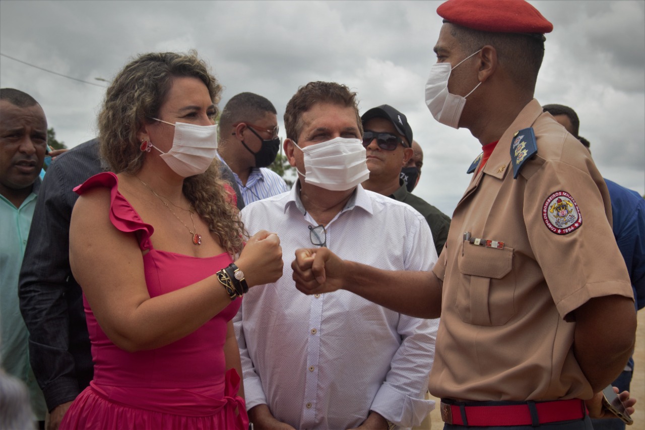 Prefeita cumprimenta bombeiro acompanhada de secretrio da Casa Civil e Desenvolvimento Econmico, Paulo Dap. (Foto: Divulgao)