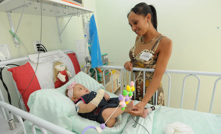Lal� nunca p�de deixar a UTI, mas recebe todos os dias a visita da m�e, que n�o poupa mimos e sonha levar a filha para casa