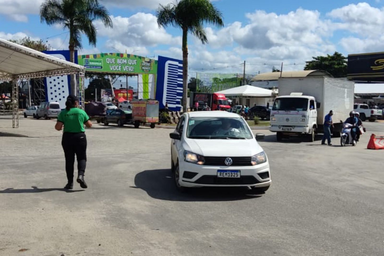 Desde a semana passada, no incio da montagem da megaestrutura, foi necessrio realizar intervenes no trnsito. (Foto: Divulgao)