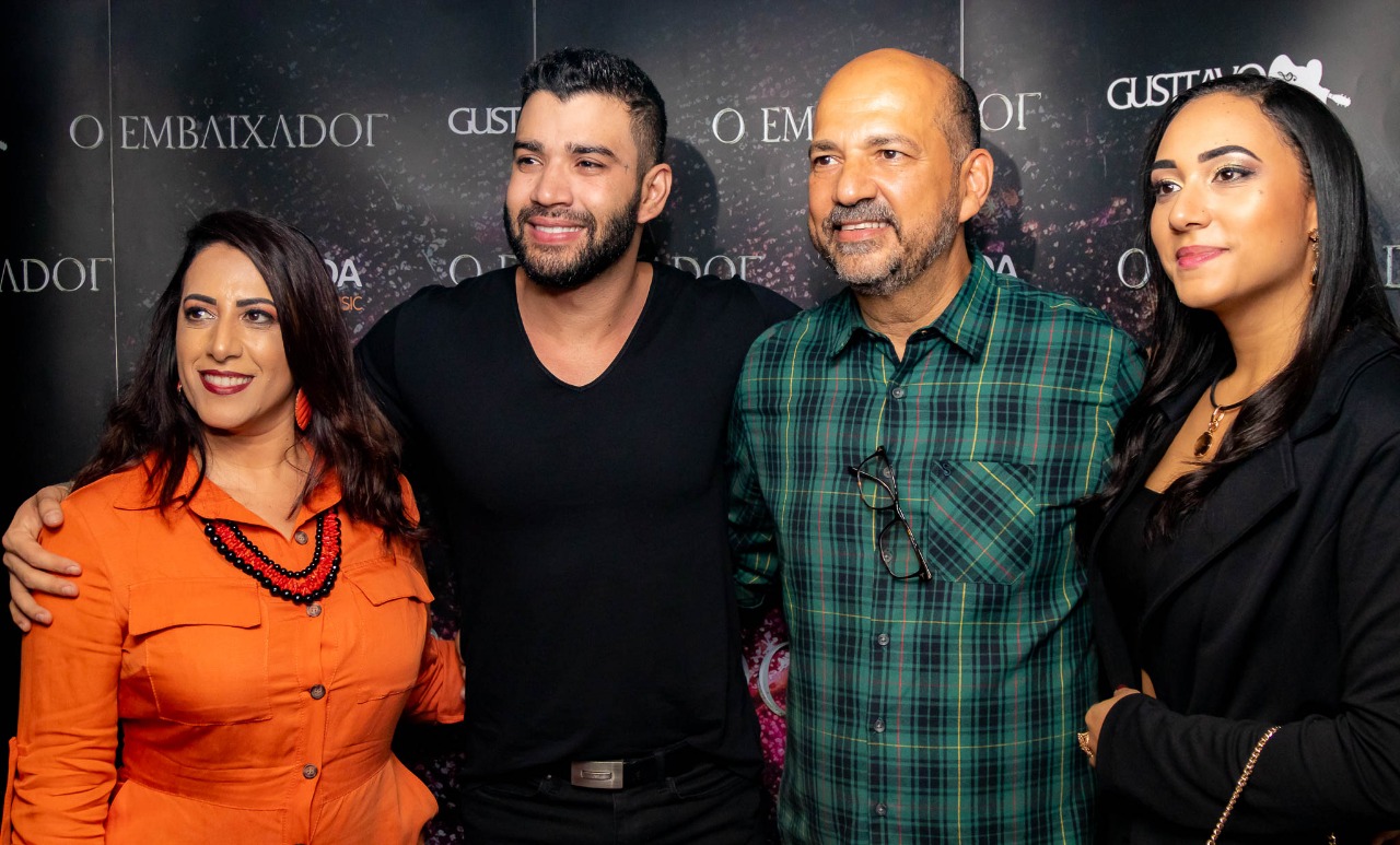 Prefeito Robrio Oliveira, ao lado da esposa e prefeita de Porto Seguro, Cludia Oliveira e da filha, Larissa Oliveira   recebido por Gusttavo Lima no camarim. (Foto: Divulgao)