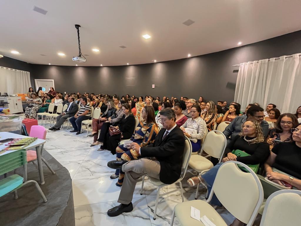 Prefeita Cordlia Torres empossa 56 novos diretores e vice-diretores da rede municipal de ensino. (Foto: Divulgao)