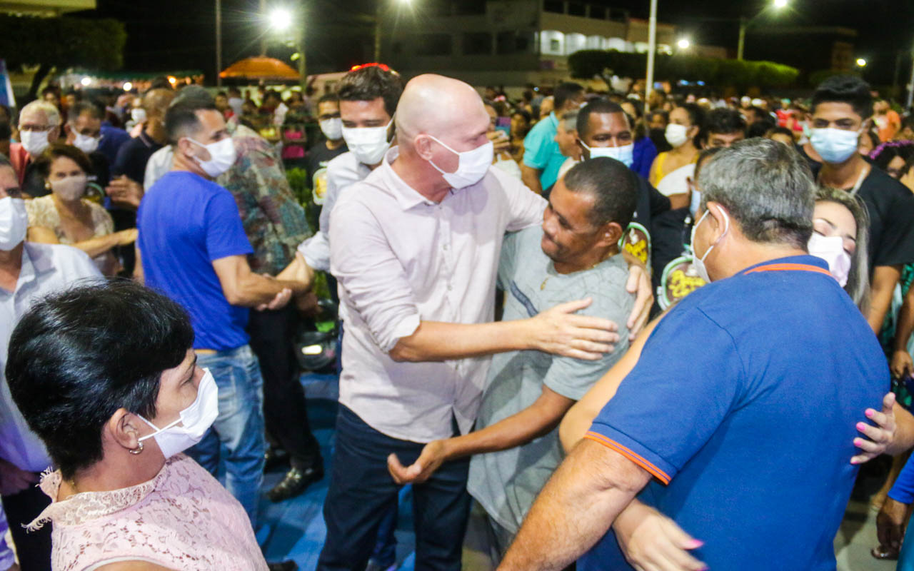 Prefeito  recebido com entusiasmo pela populao na Praa do Caf. (Foto: Divulgao)