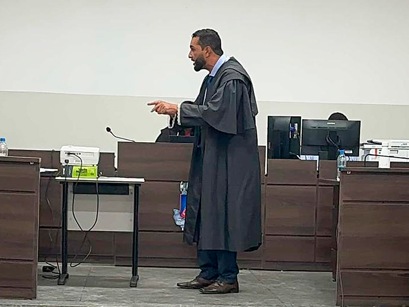 Destaque no júri: o advogado Rafael Rosa durante sua firme atuação na defesa. (Foto: Divulgação) Destaque no júri: o advogado Rafael Rosa durante sua firme atuação na defesa. (Foto: Divulgação)