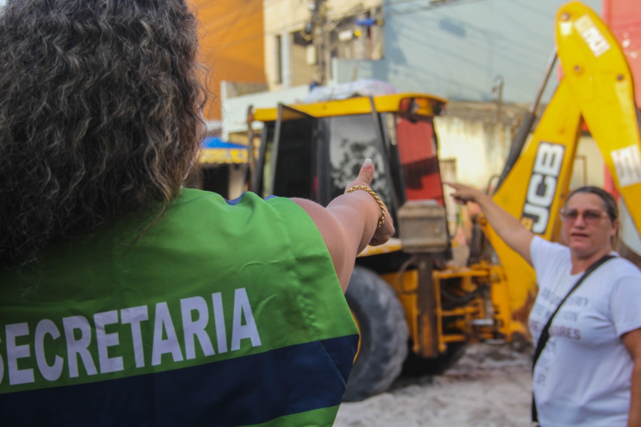 Prefeita Cordlia Torres acompanhou obra em rua no bairro Pequi. (Foto: Divulgao)