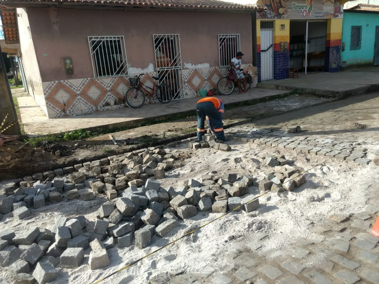 Ao realiza patrolamento, recuperao de paraleleppedos, recuperao de rede pluvial e tapa-buracos em CBUQ. (Foto: Divulgao)