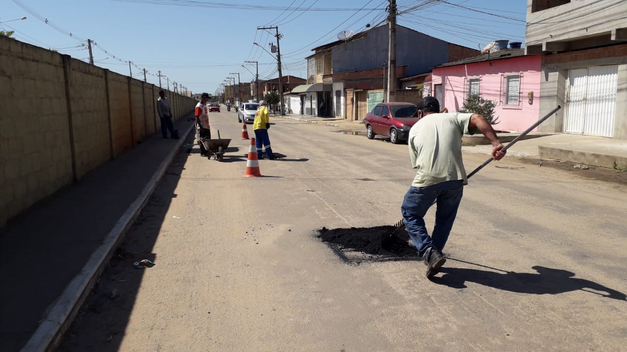 Buracos em diversas ruas da cidade esto sendo tapados com massa asfltica. (Foto: Divulgao)