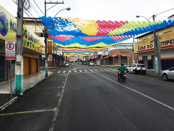 Ruas comeam a ser decoradas e clima junino toma conta de Eunpolis. (Foto: Divulgao)